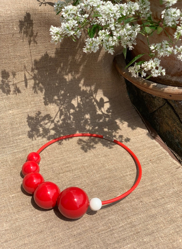 Collana in legno rosso