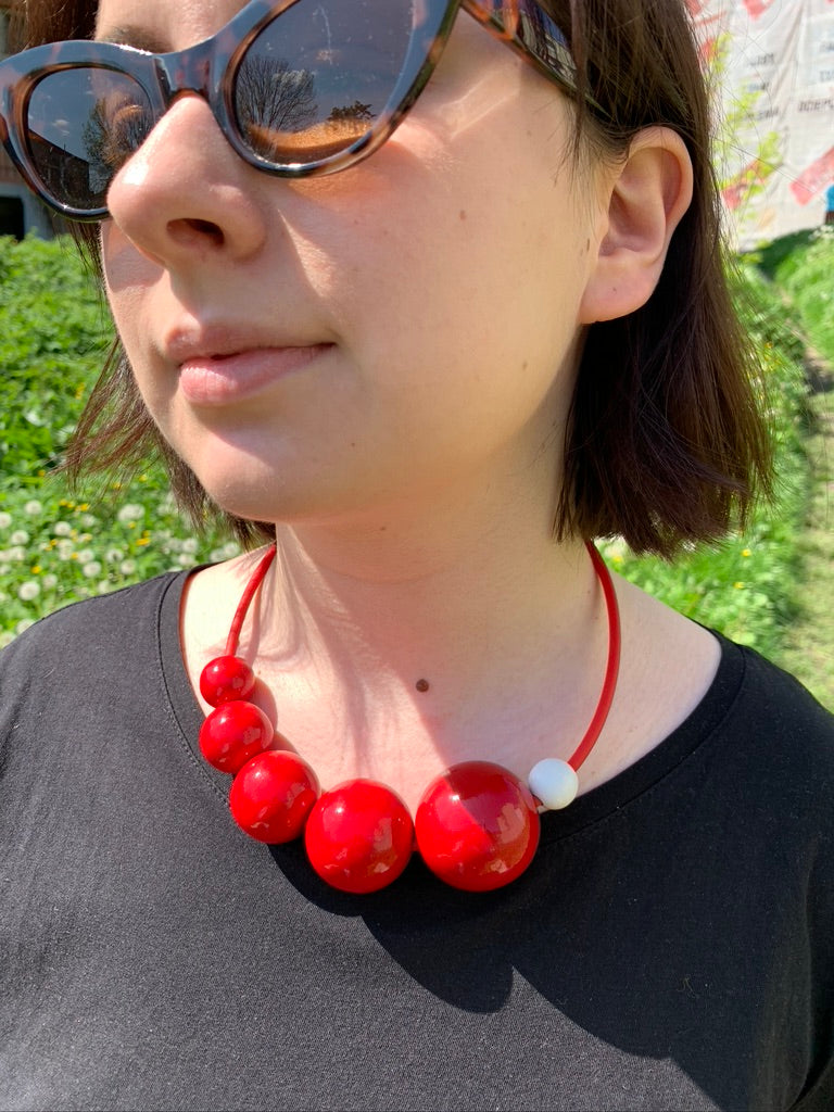 Collana in legno rosso