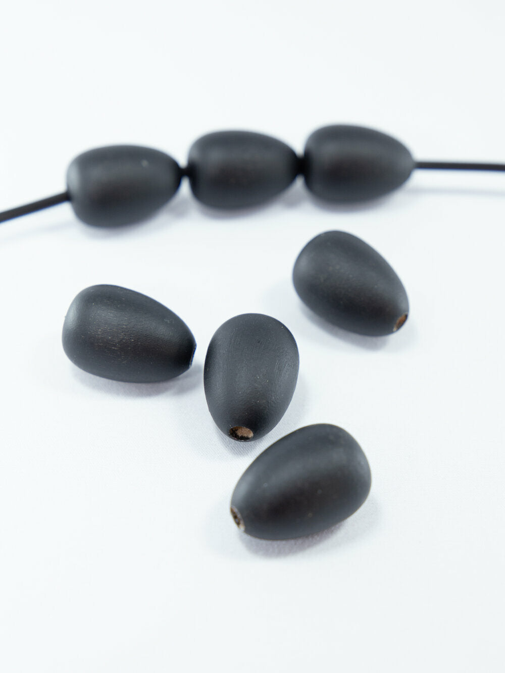 Perline di legno nere opache a forma di goccia – Gannwood