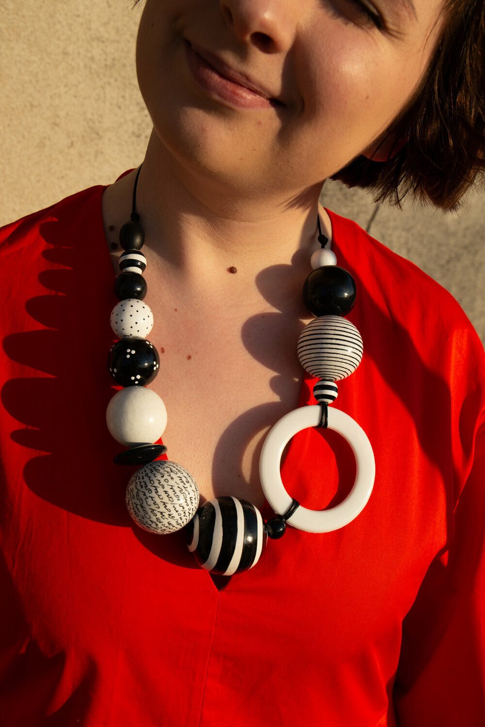 Collana di perline di legno a strisce bianche e nere