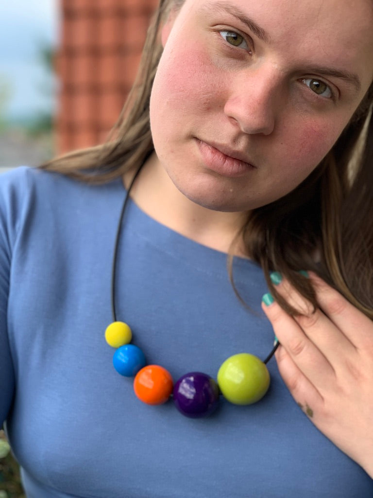 Collana in legno con colori arcobaleno
