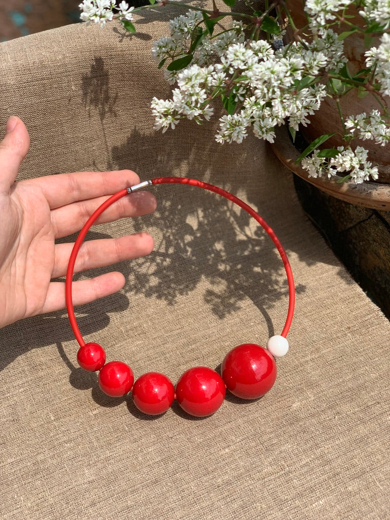 Collana in legno rosso