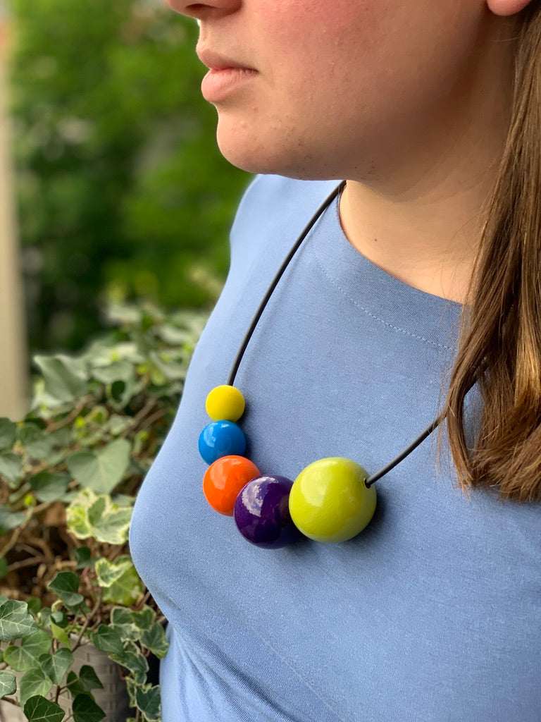 Collana in legno con colori arcobaleno