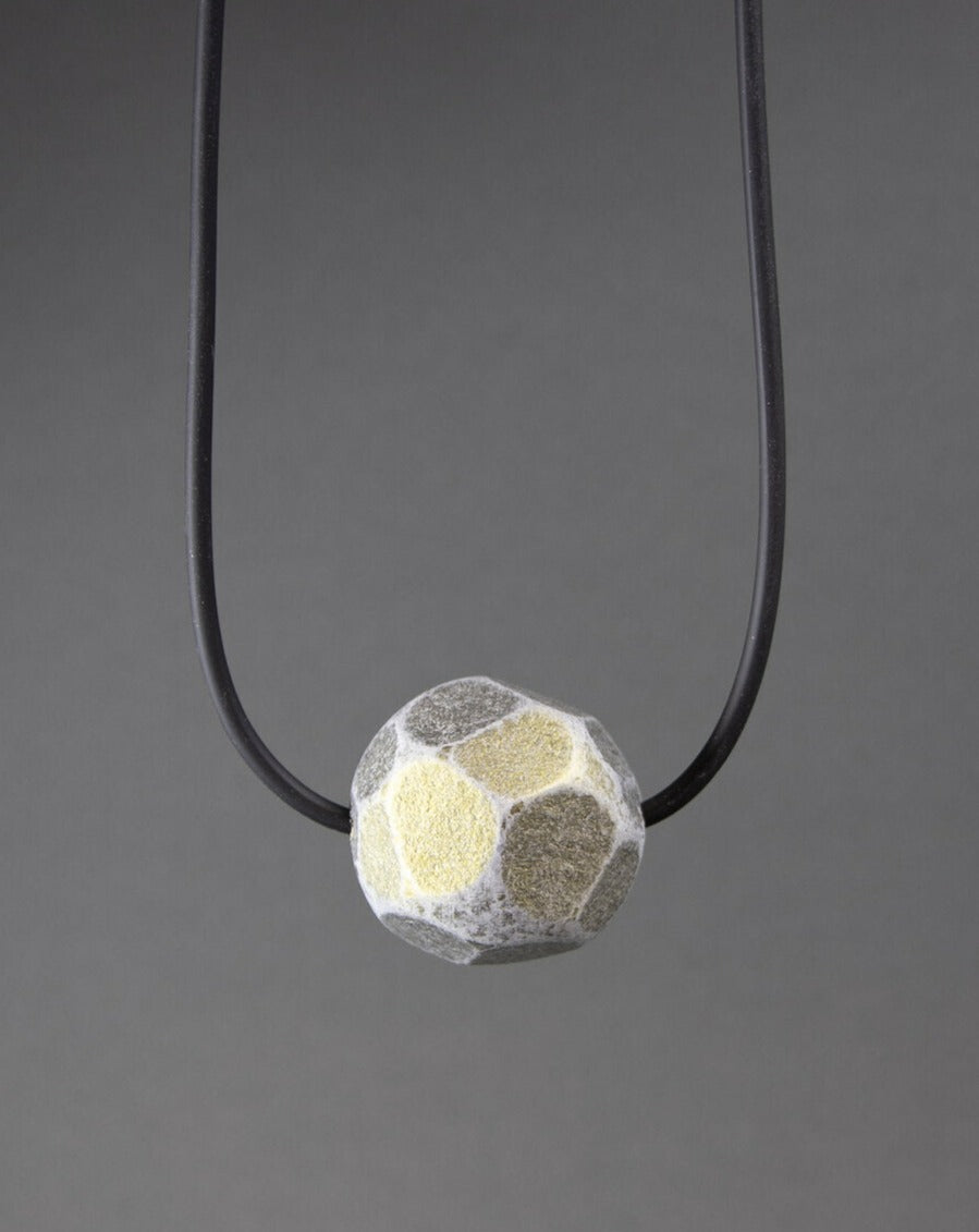 Collana con perle di pietra filosofale