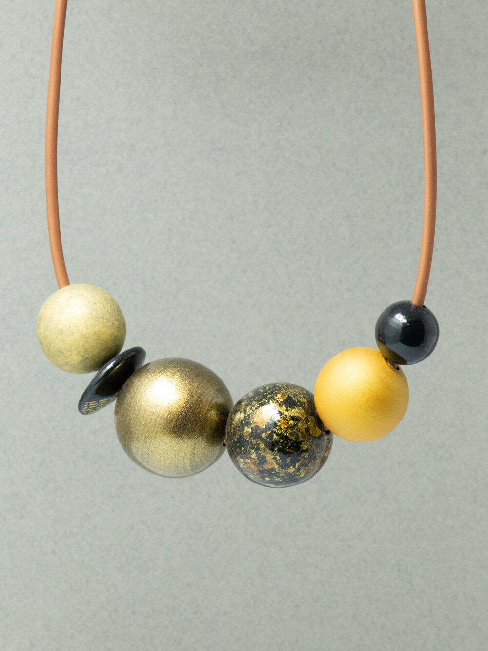 Sfumature d'oro collana di perline di legno