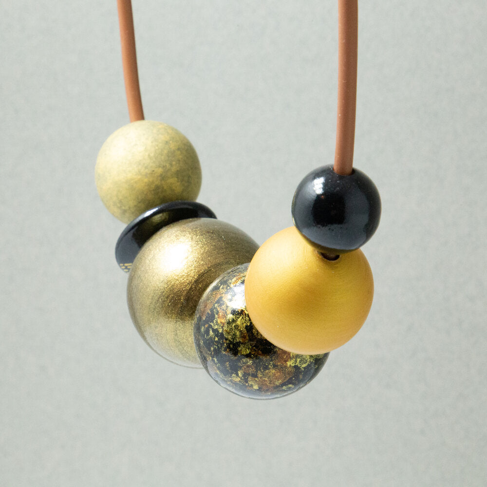 Sfumature d'oro collana di perline di legno