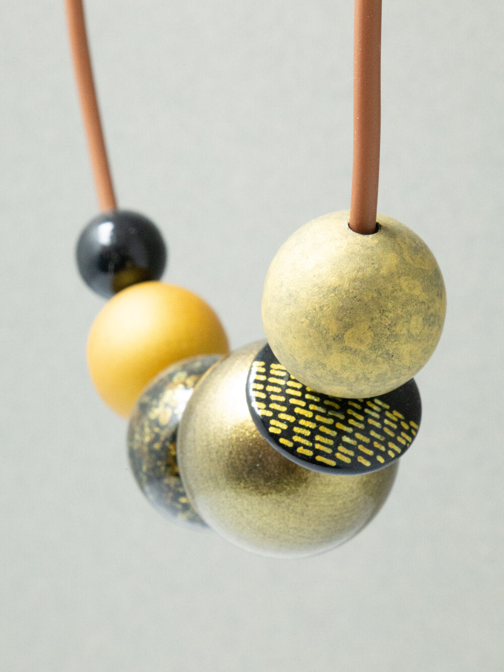 Sfumature d'oro collana di perline di legno