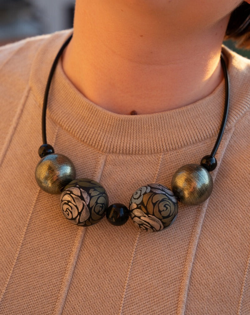 Collana di perle di legno rose d'argento
