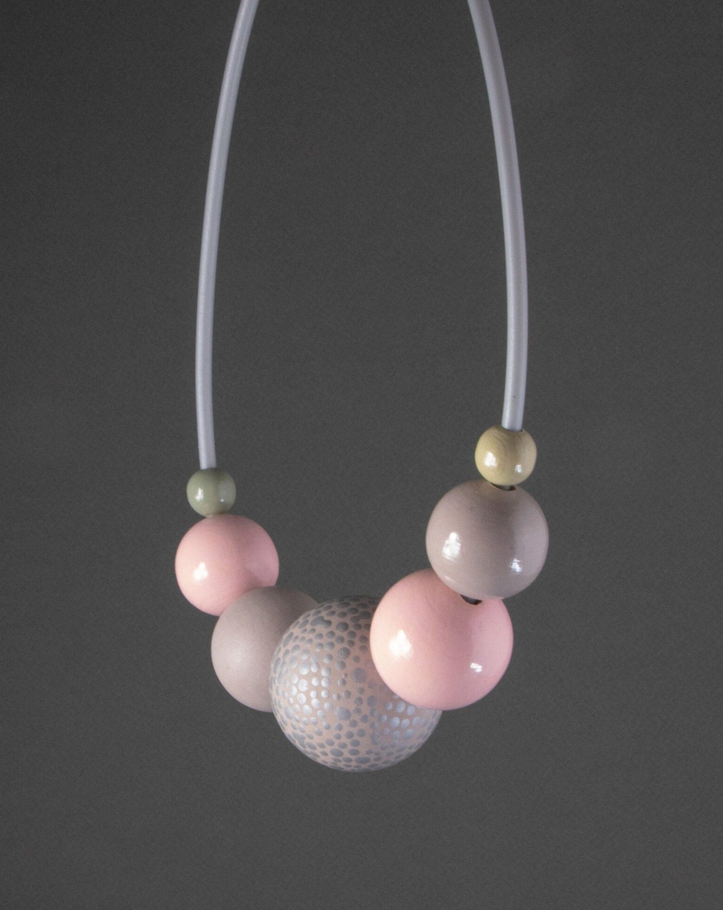 Collana in legno rosa cipria