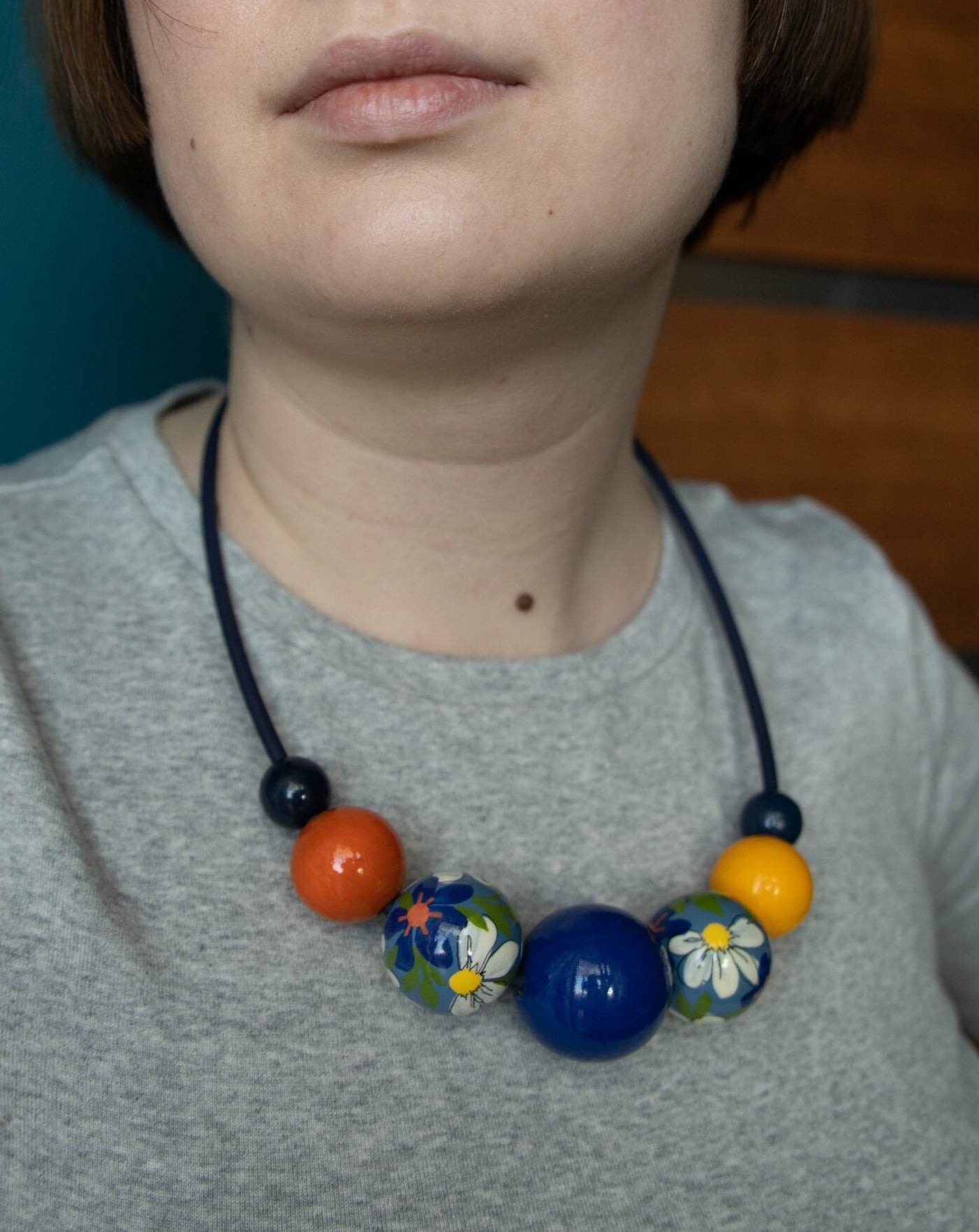 Collana di perline di legno colorate margherite