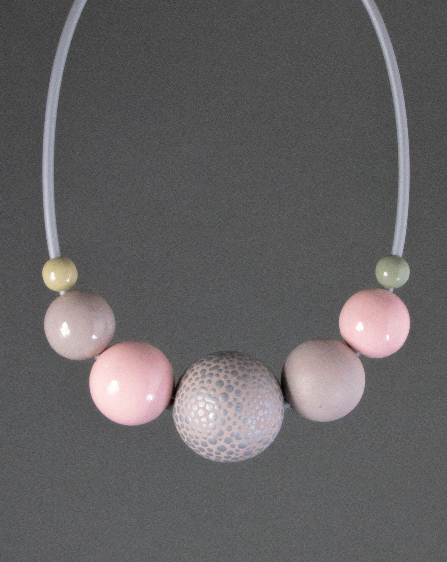 Collana in legno rosa cipria