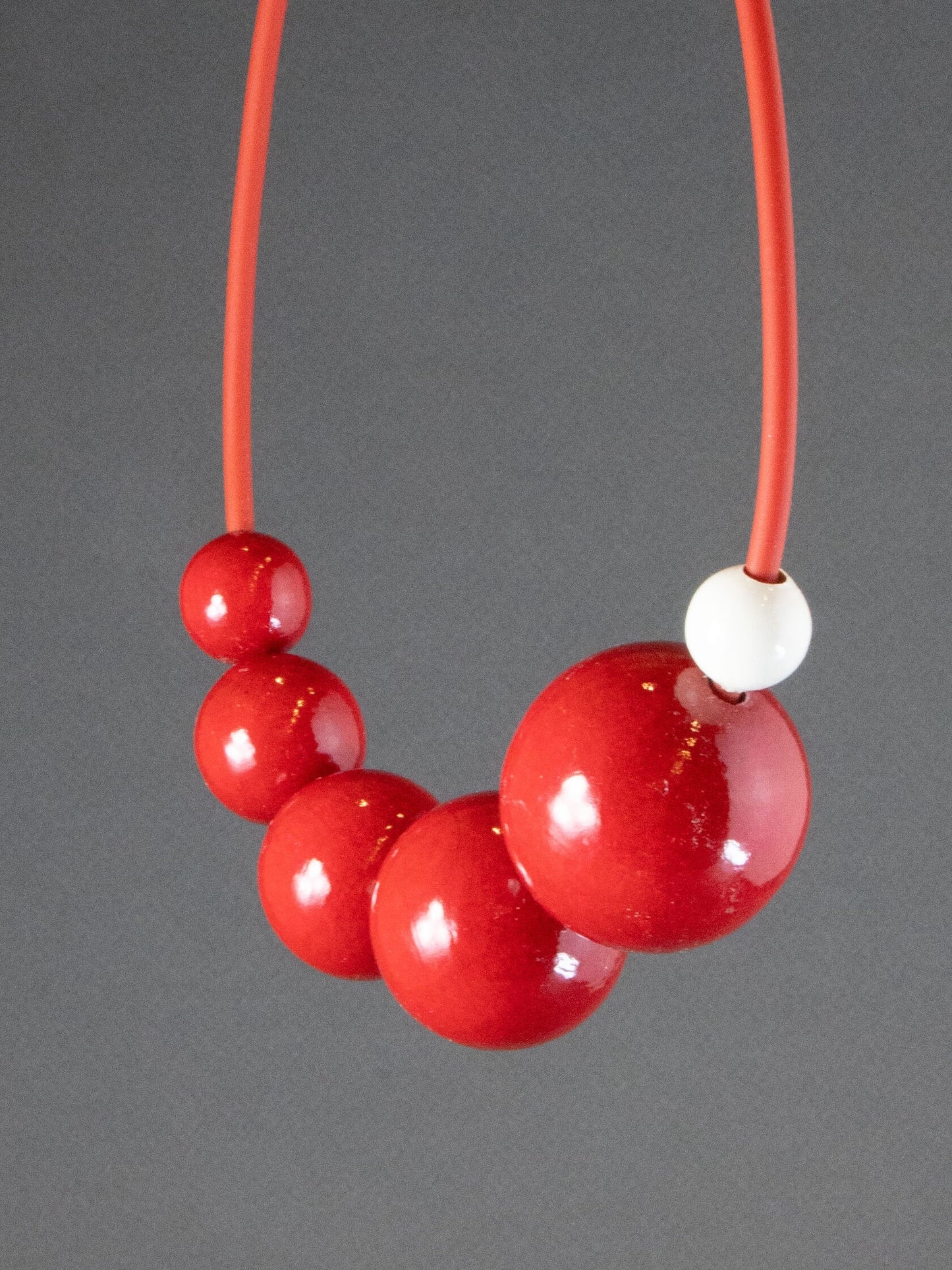 Collana in legno rosso