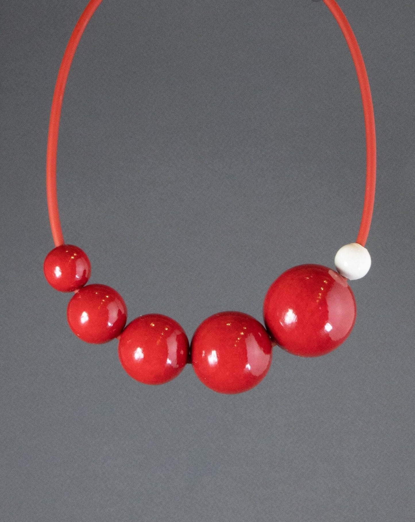 Collana in legno rosso