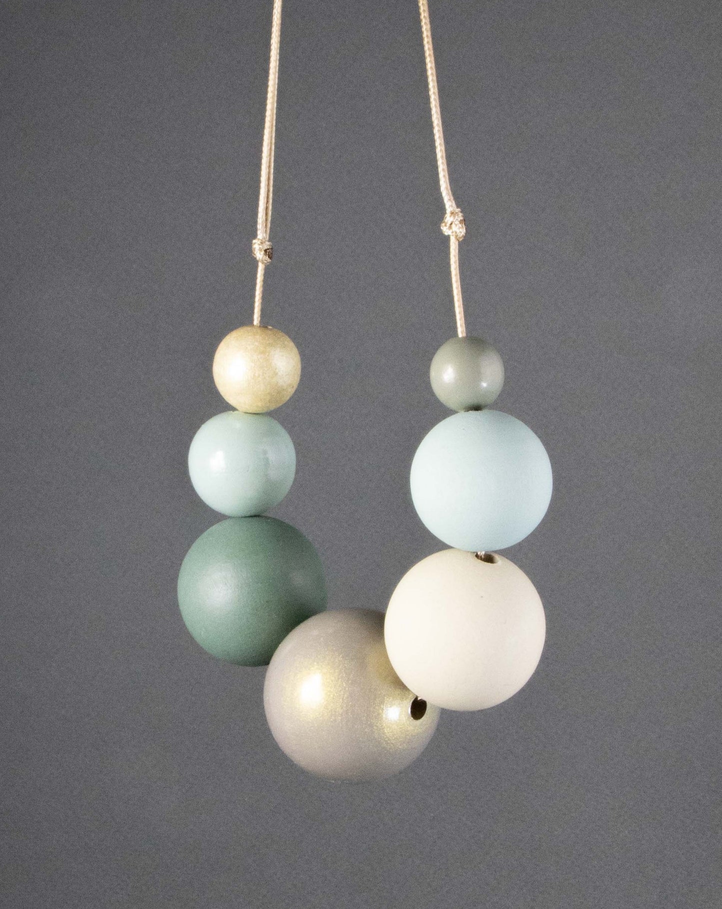 Sfumature di collana di perline di legno verde