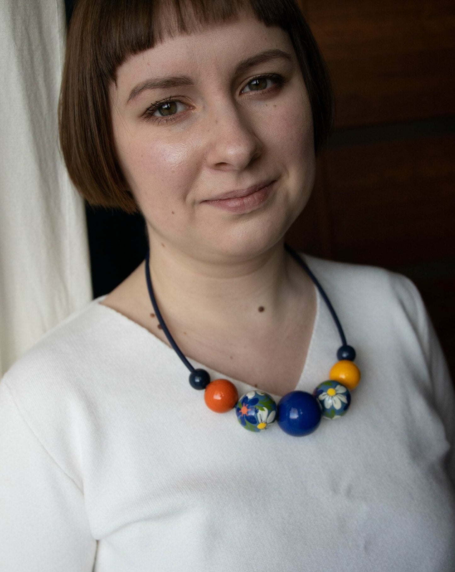 Collana di perline di legno colorate margherite
