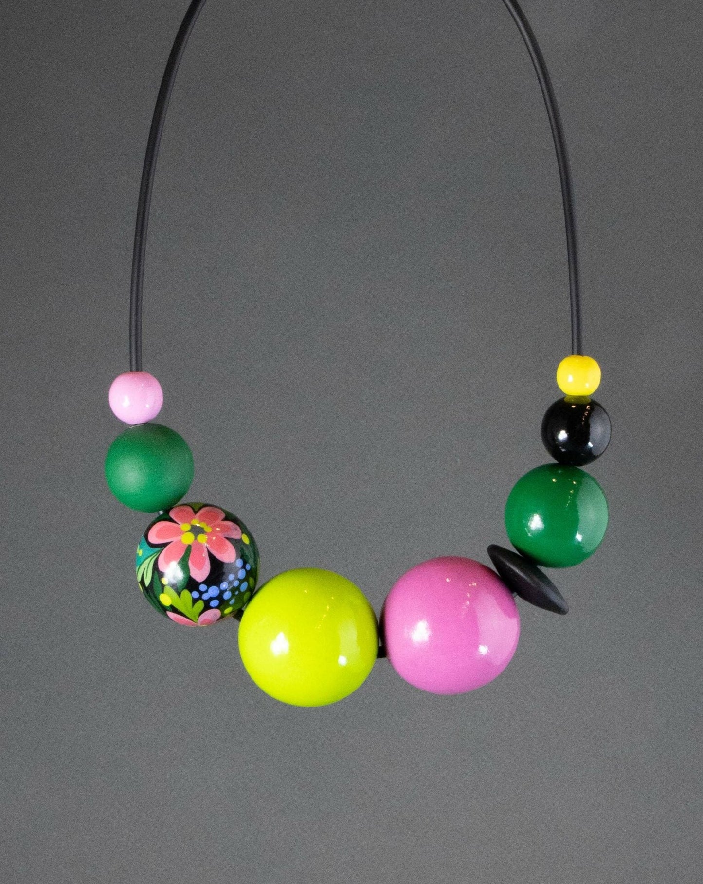 Collana in legno con fiore multicolore