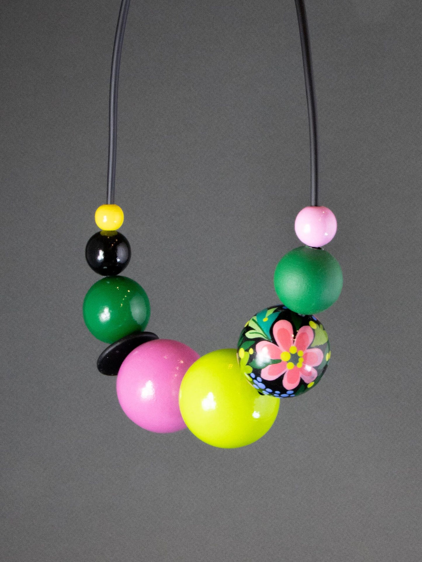 Collana in legno con fiore multicolore