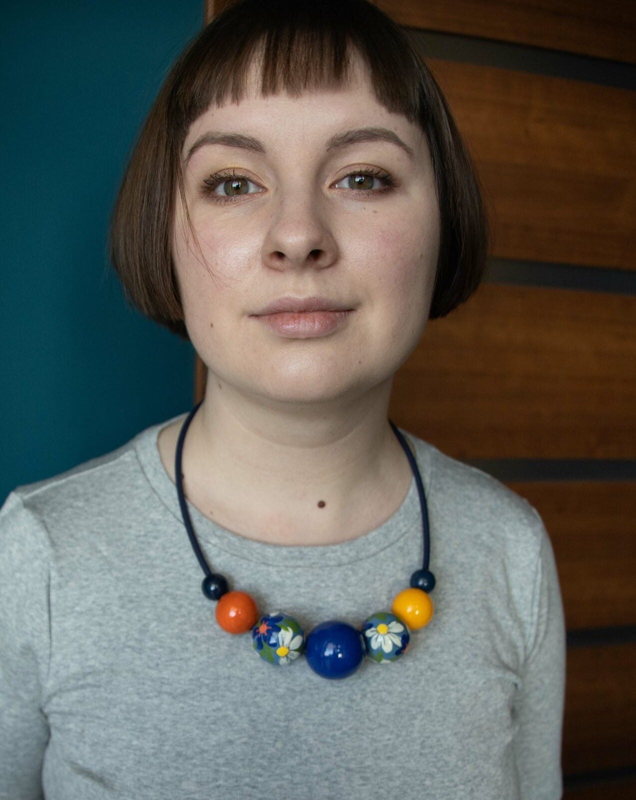 Collana di perline di legno colorate margherite