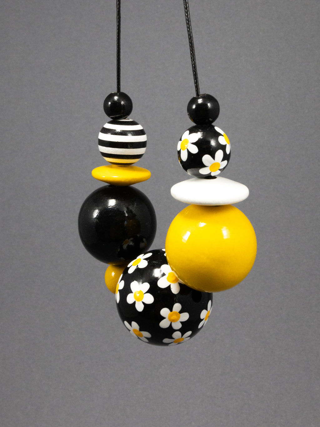 Black Daisy Wooden Beads Necklace