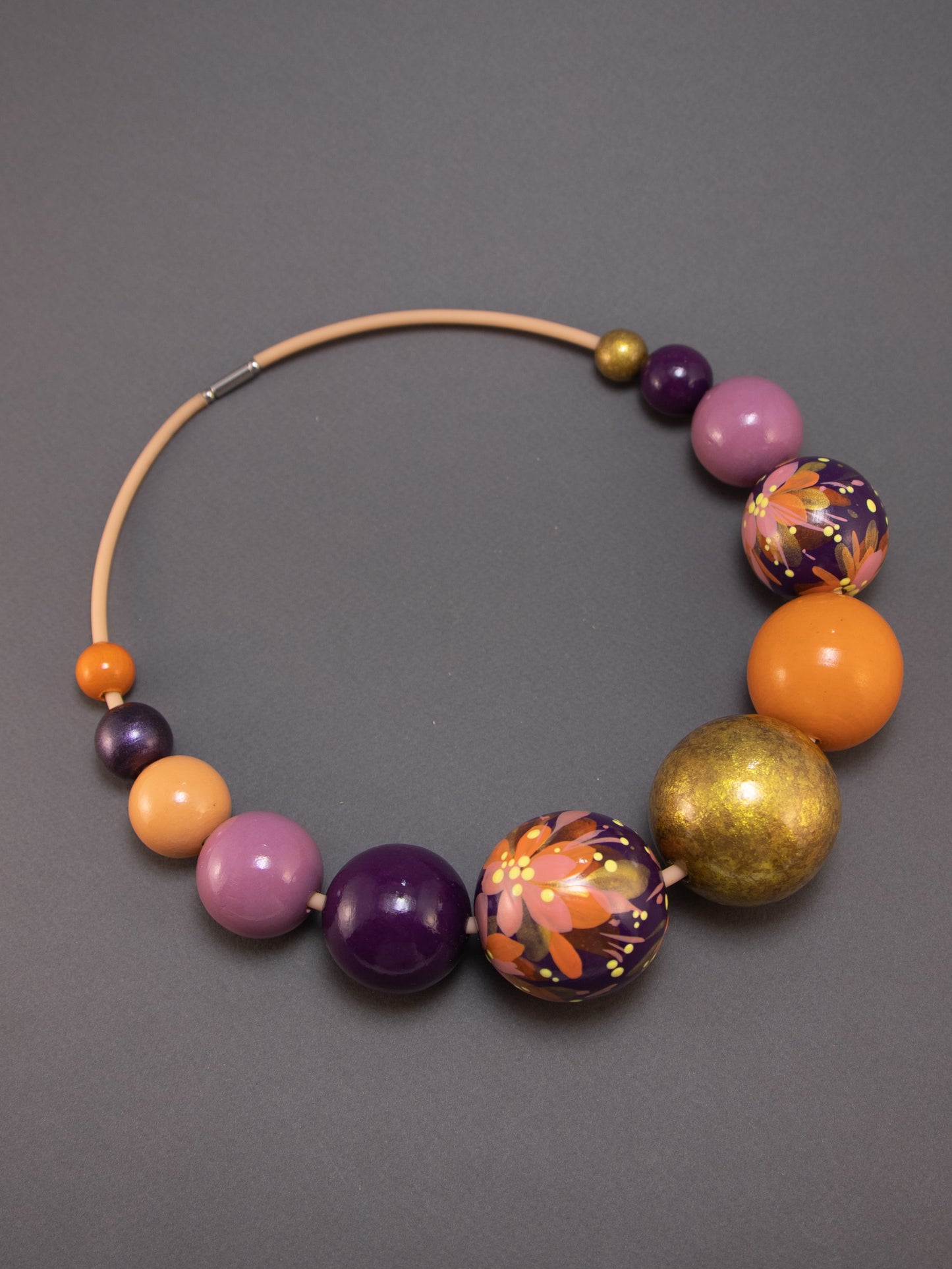 Set di perline in legno con fiori arancioni e viola