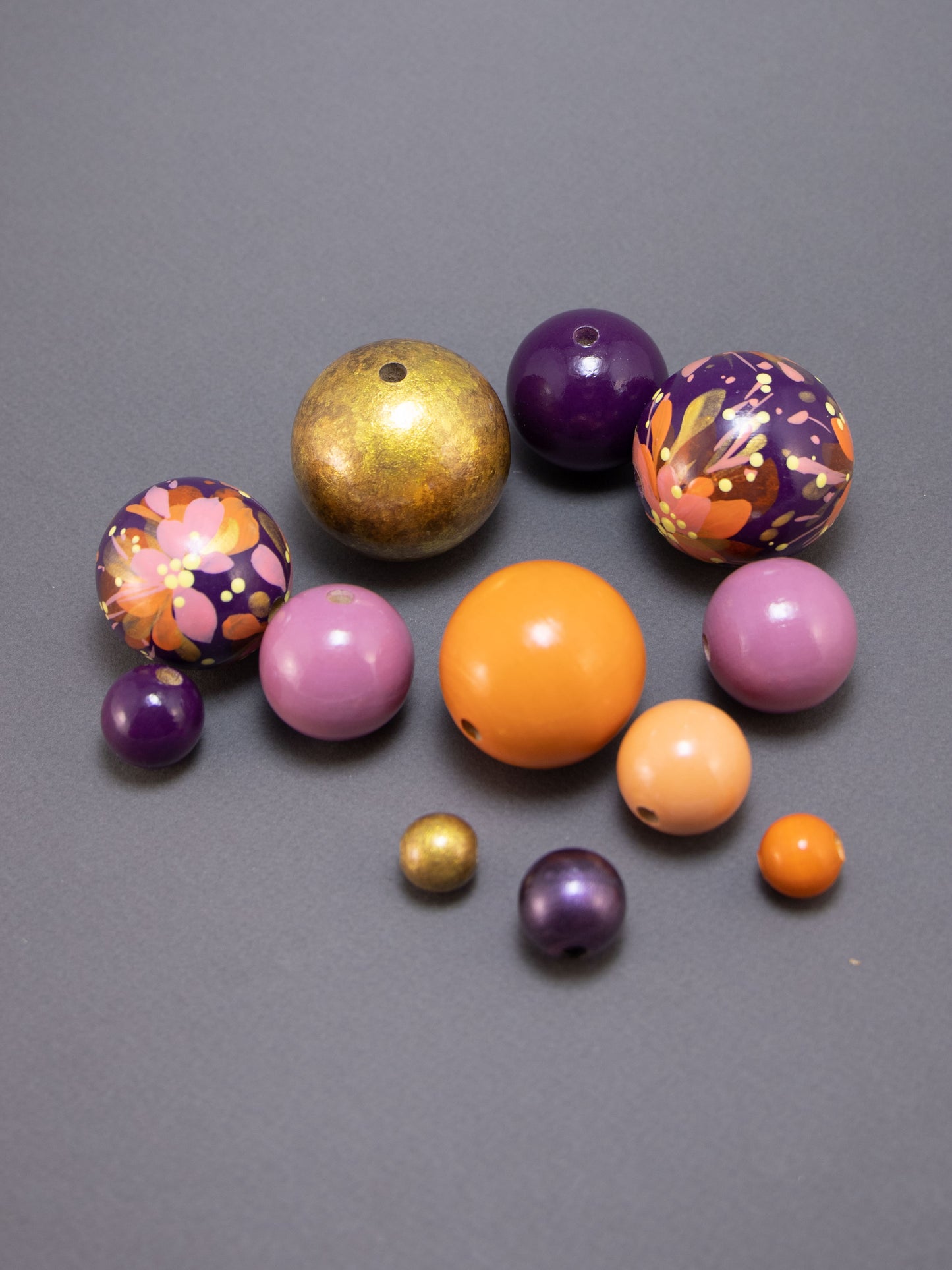 Set di perline in legno con fiori arancioni e viola