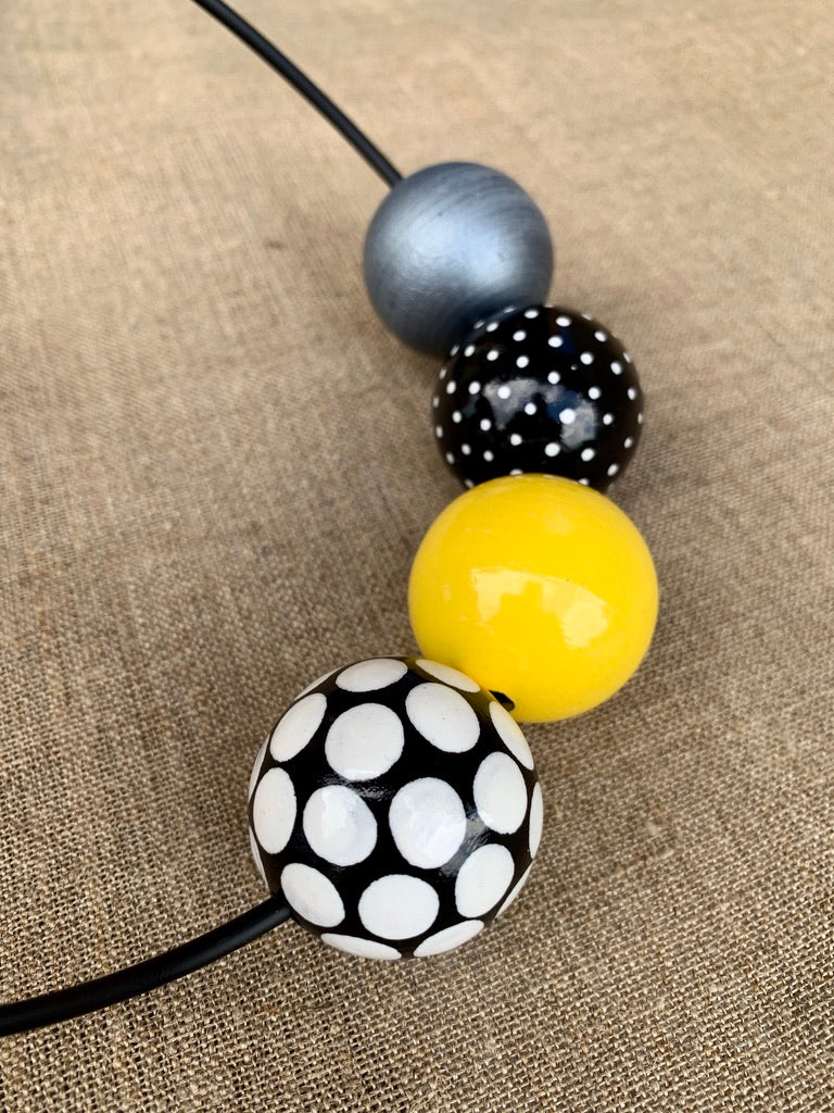 Collana in legno nero-bianco-giallo