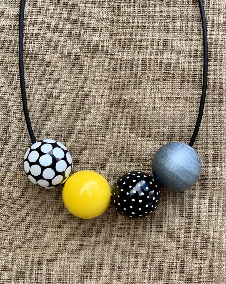 Collana in legno nero-bianco-giallo