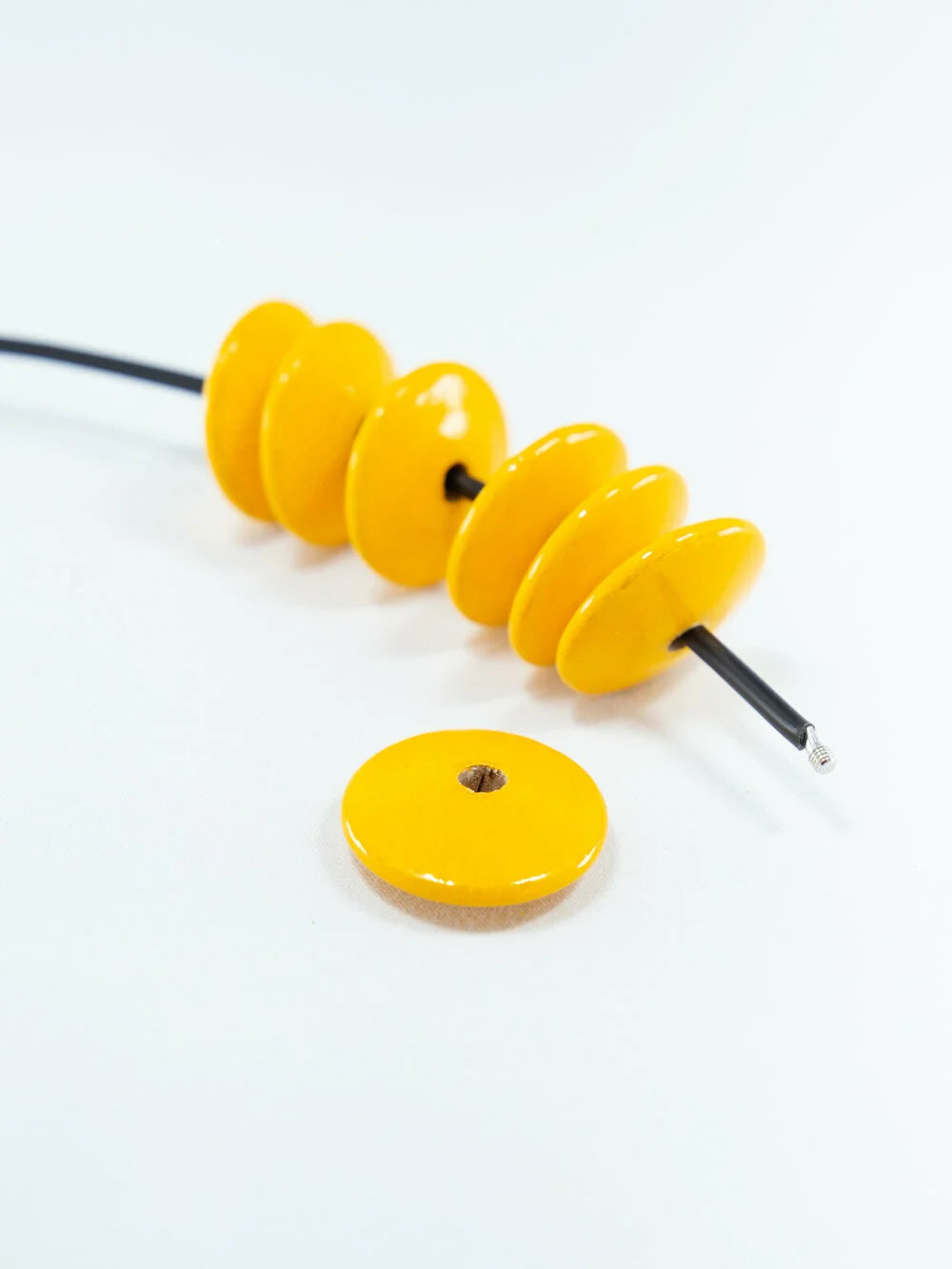 Perlina di legno piatto giallo sole