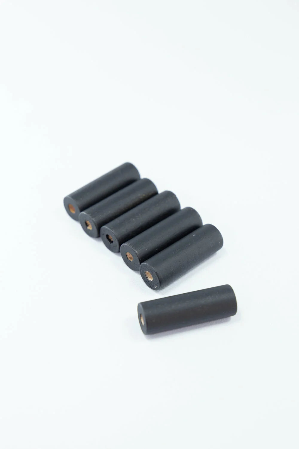 Perline di legno nere opache a forma di cilindro