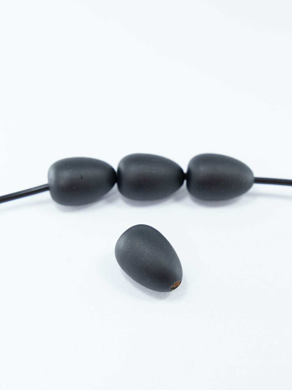 Perline di legno nere opache a forma di goccia