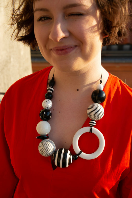 Collana di perline di legno a strisce bianche e nere
