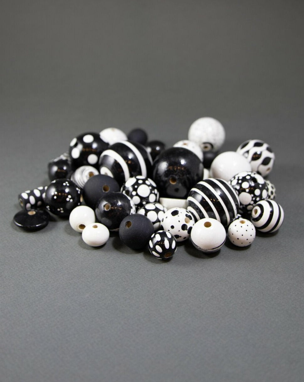 Grande set di perline di legno in bianco e nero