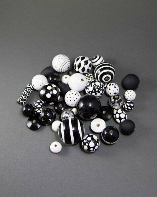 Grande set di perline di legno in bianco e nero