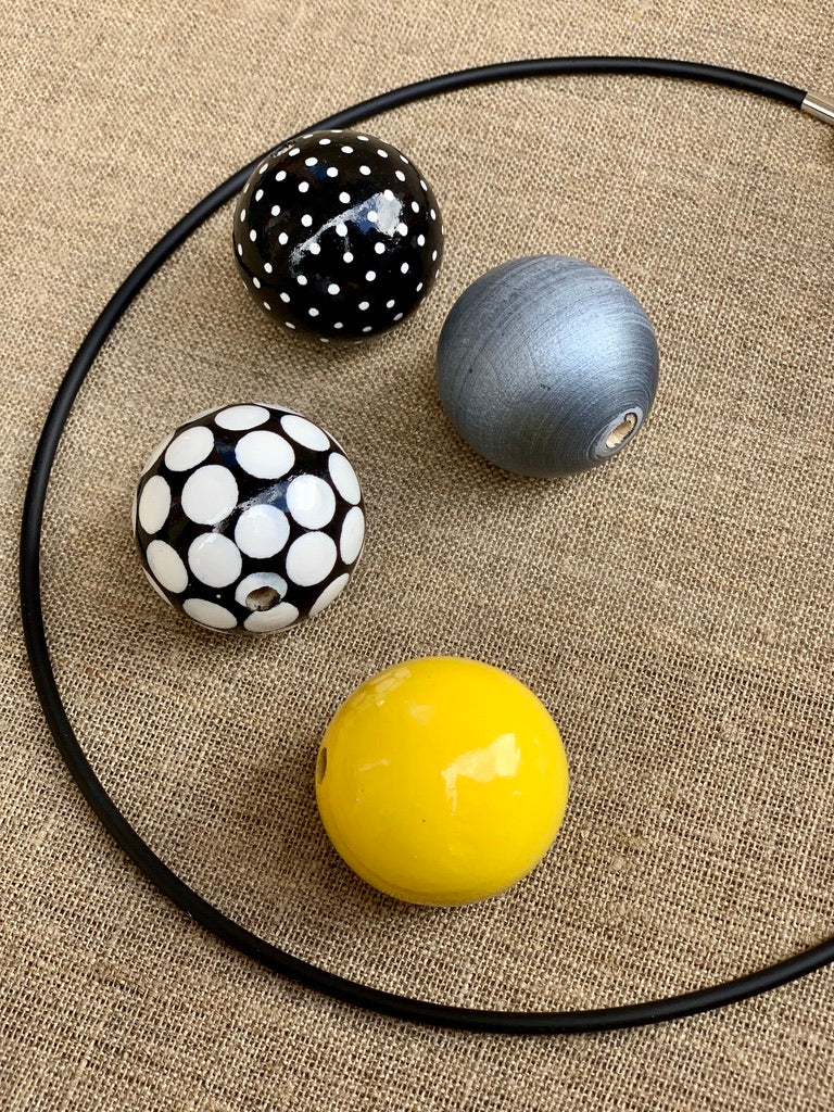 Collana in legno nero-bianco-giallo