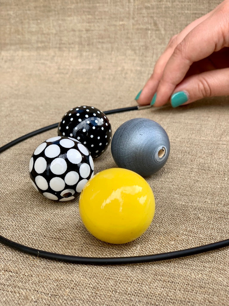 Collana in legno nero-bianco-giallo