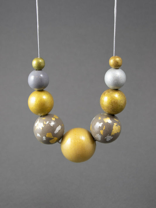 Collana di perle di legno con scaglie d'oro