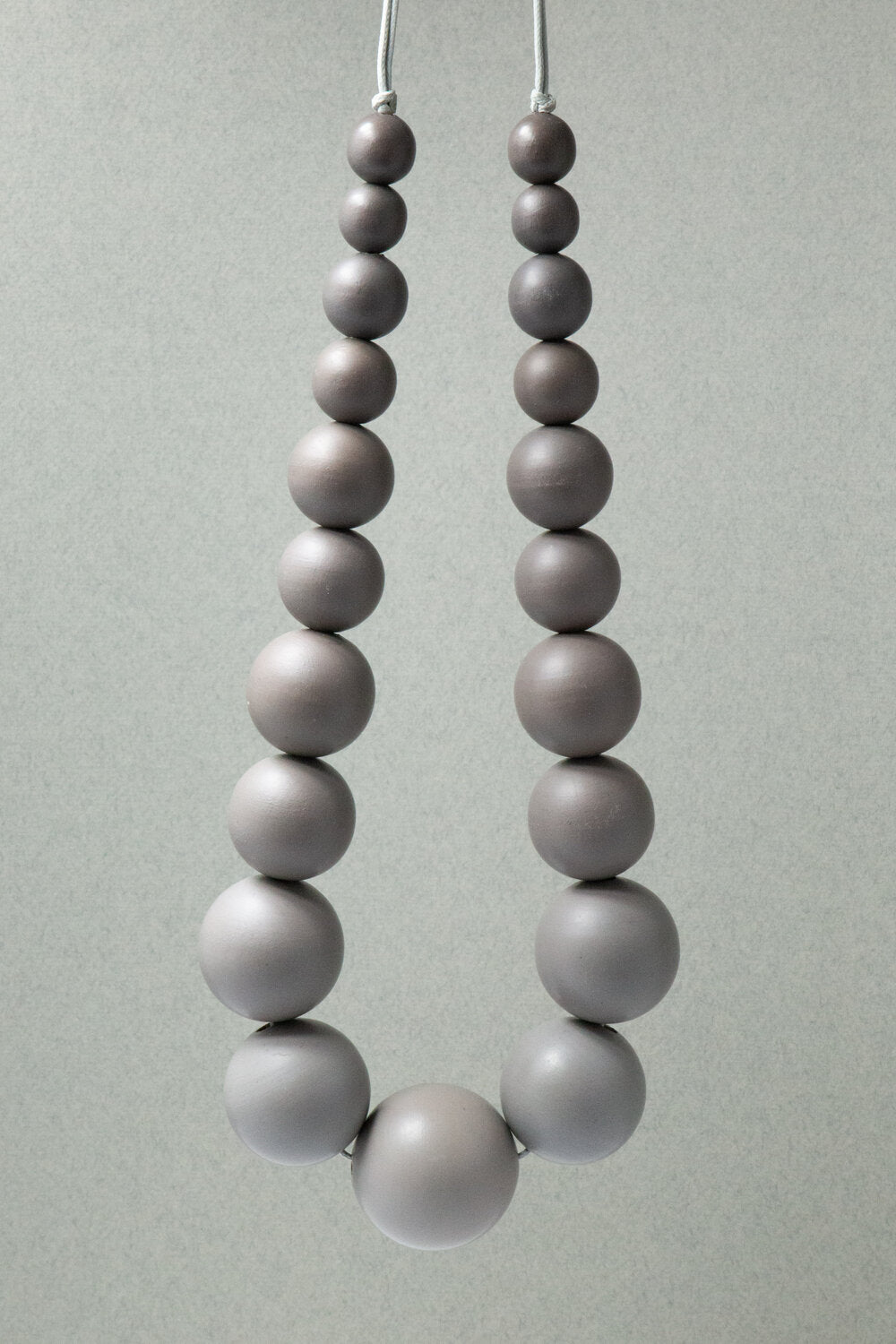 Collana di perline di legno grigio opaco