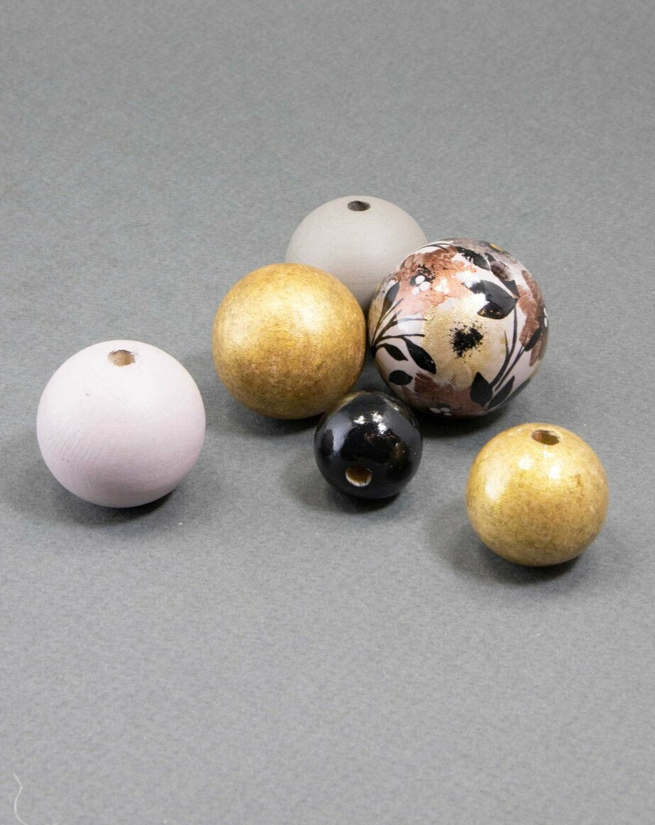 Set di perline in legno grigio pastello e oro antico