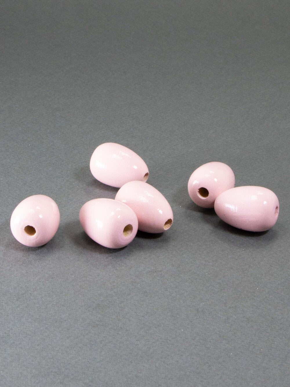 Perlina di legno rosa a forma di goccia
