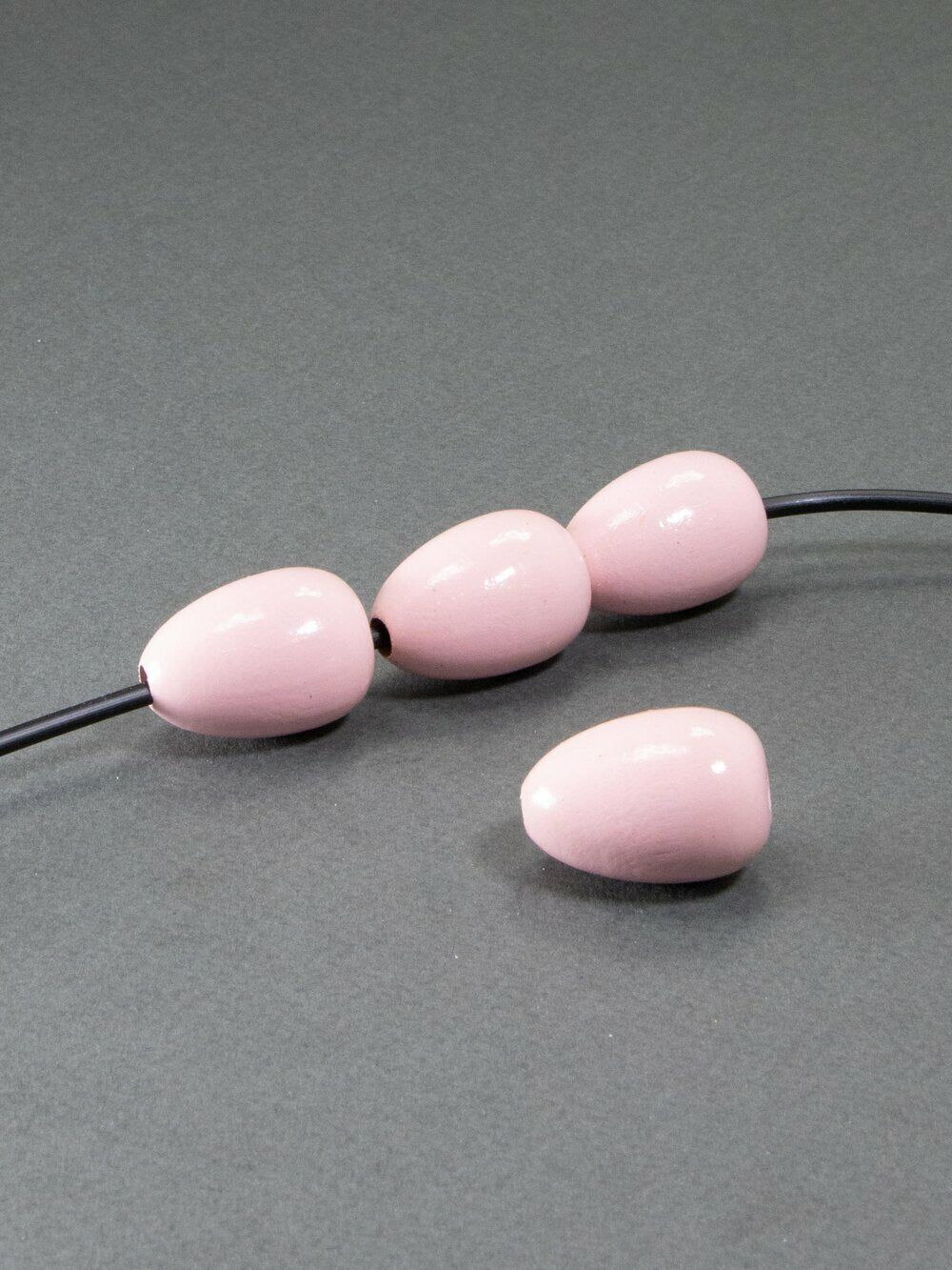 Perlina di legno rosa a forma di goccia