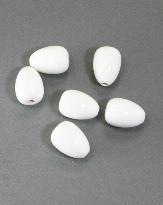Perlina di legno bianca a forma di goccia