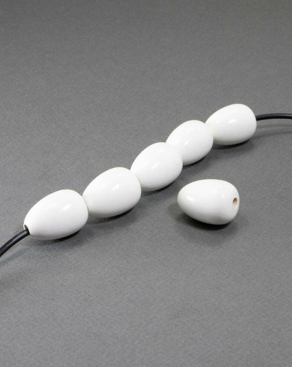 Perlina di legno bianca a forma di goccia