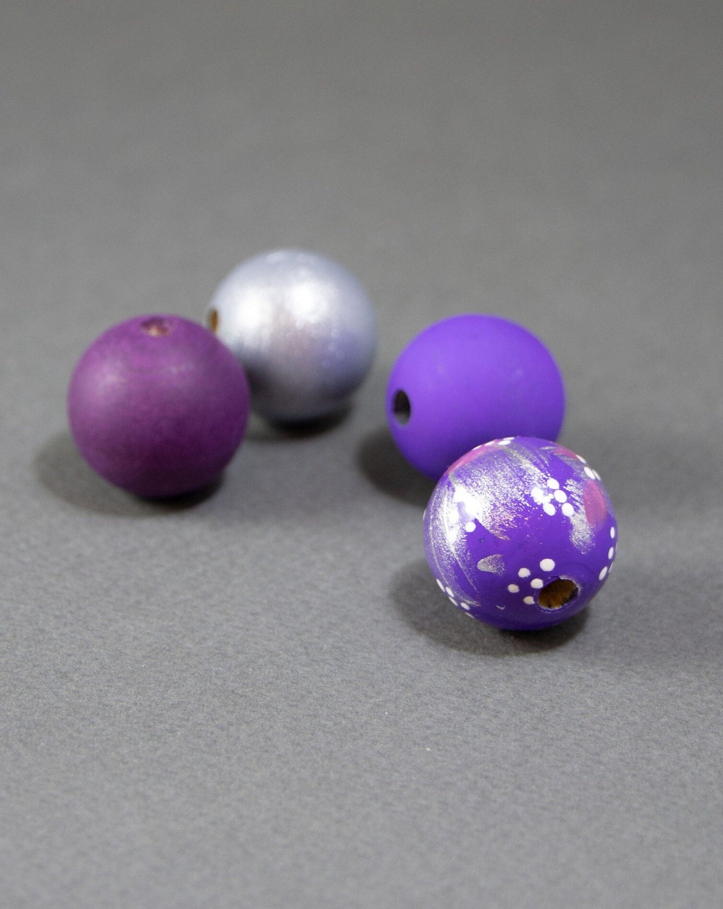 Set di perline di legno viola
