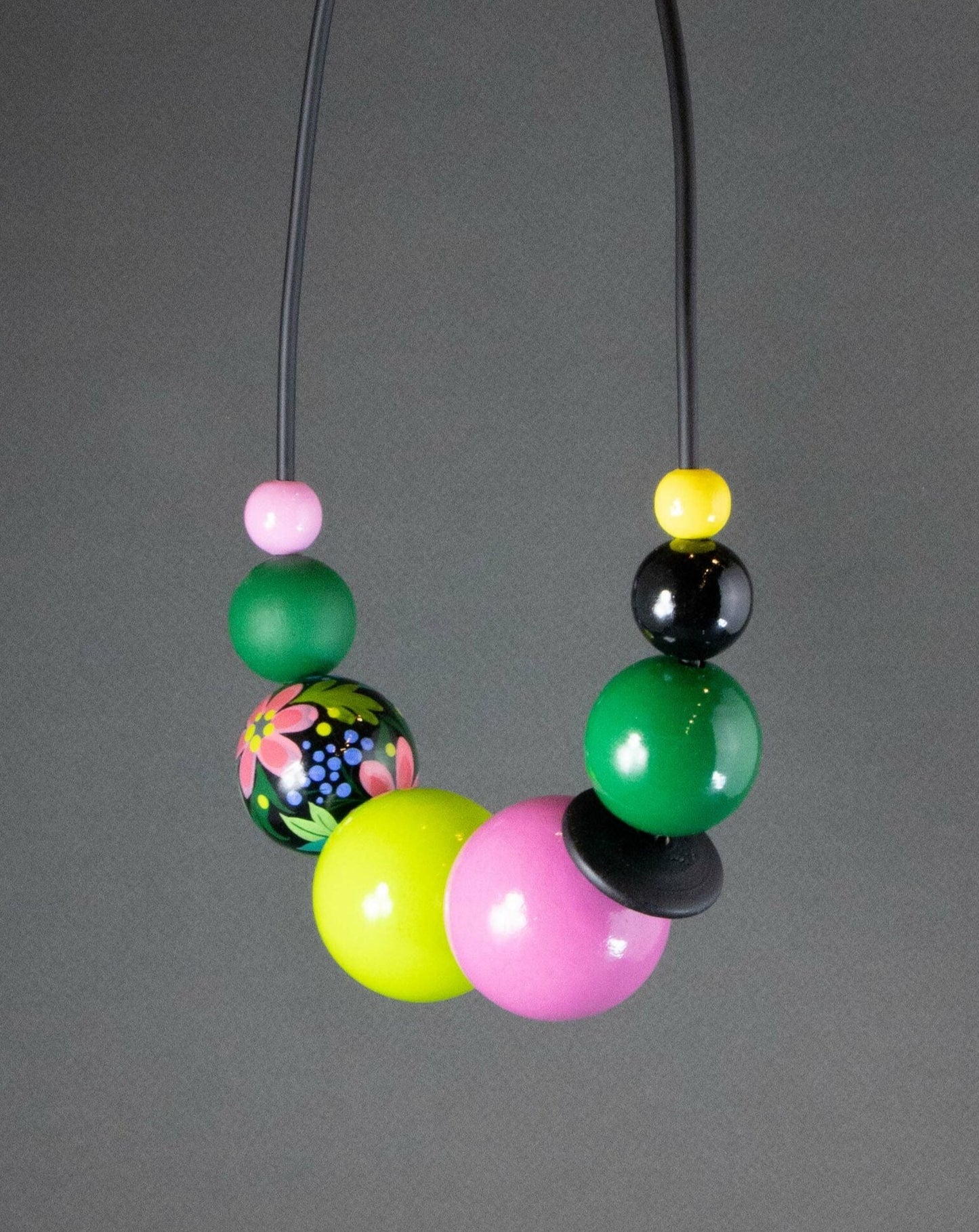 Collana in legno con fiore multicolore