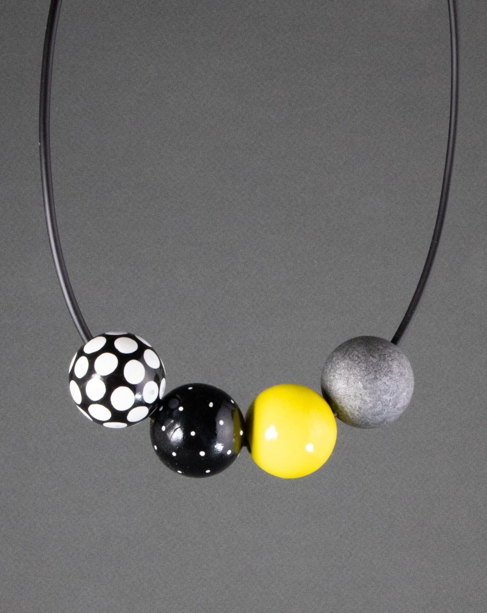 Collana in legno nero-bianco-giallo